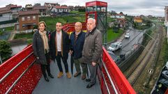 La delegada del Gobierno en Asturias, Delia Losa (izq), y el alcalde de Corvera, Iv�n Fern�ndez (2-izq), posan en la pasarela sobre las v�as del tren, que une las localidades de La Estrada y Las Vegas, inaugurada este viernes en Corvera