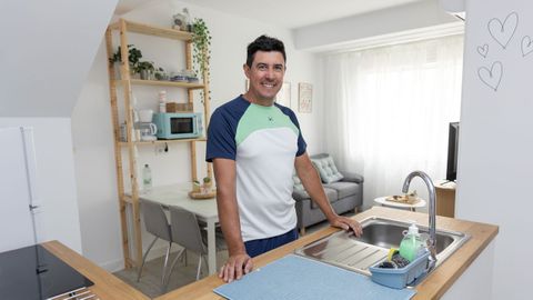 Sergio Prez muestra uno de los pisos tursticos que alquila Cabanas de Vendaval en Malpica