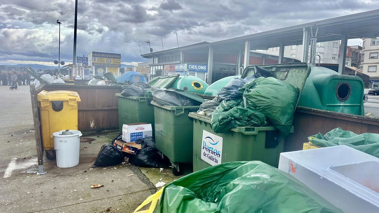 Basura y turistas conviven en el puerto de O Grove