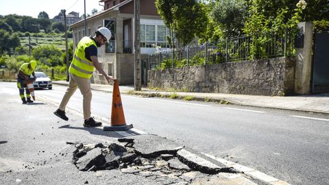 La rotura de la tubera de agua en Lrez, cerca de la gasolinera, oblig a cortar un tramo de la carretera PO-223