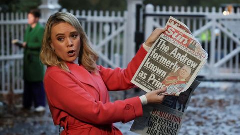 Una periodista ante las puertas de Royal Lodge, con un peri�dico con la noticia 