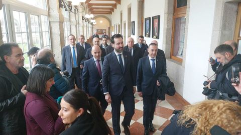 Momento en el que llegan al pleno de la Diputación de Lugo los diputados del PP