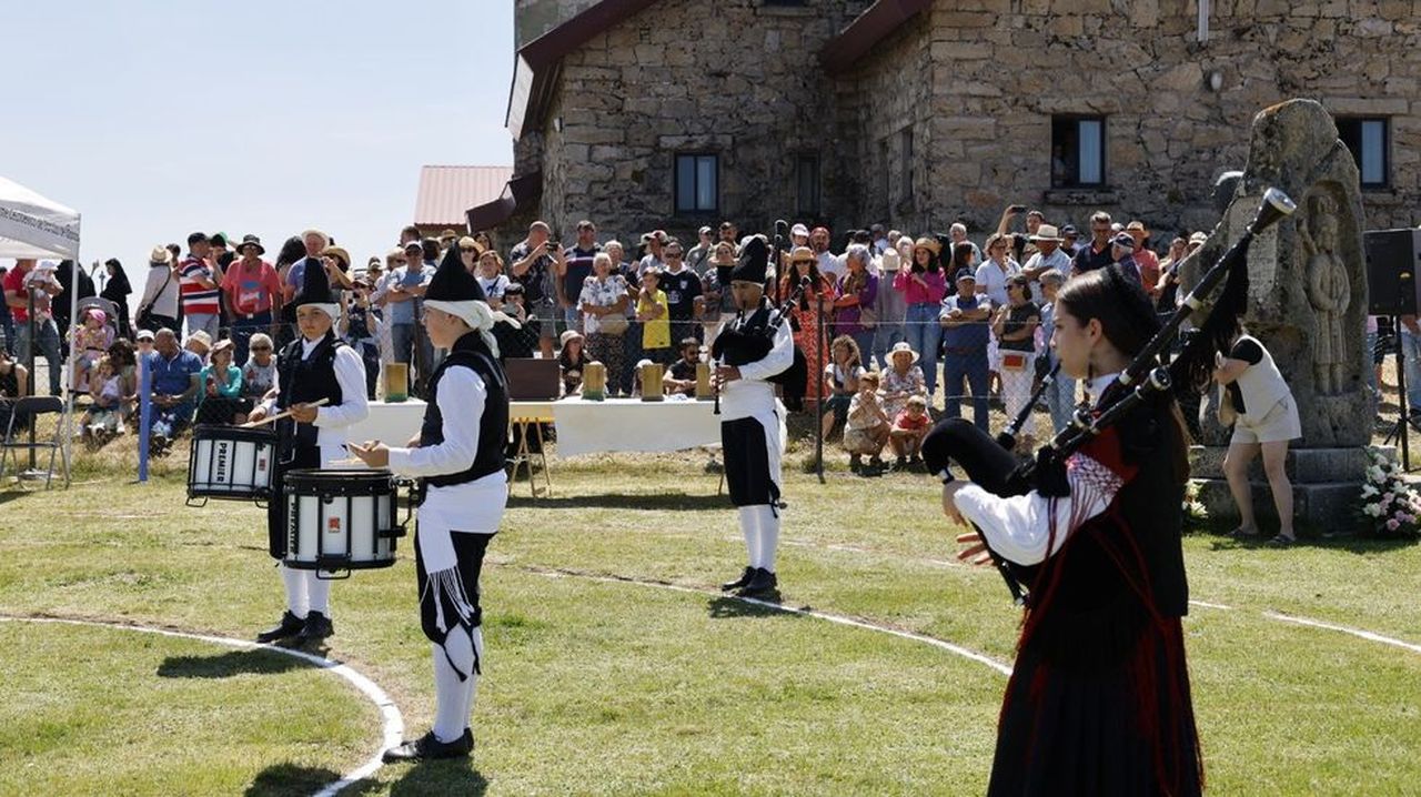 Decenas de gaiteiros tocan el Himno do Antergo Reino de Galicia a 1.800 metros