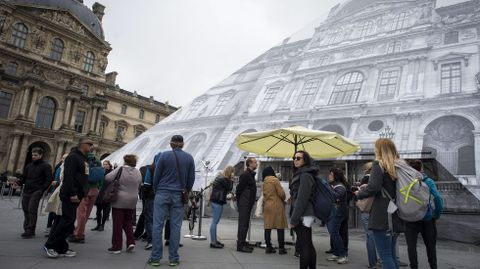 Turistas en el exterior del Louvre, que permanece cerrado