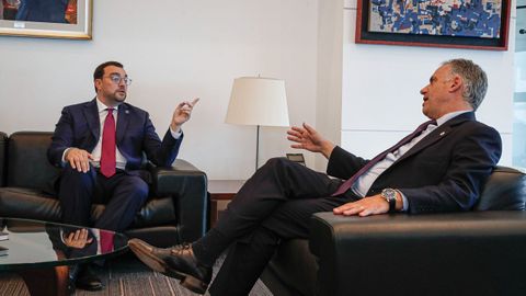 El presidente del Principado de Asturias, Adri�n Barb�n (i), y el presidente de Uruguay, Yamad� Orsi, se re�nen este lunes en Montevideo (Uruguay)