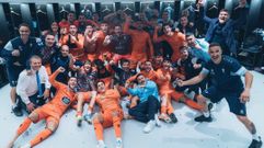Jugadores y cuerpo t�cnico del Celta, celebrando el triunfo ante la Real Sociedad en Anoeta.