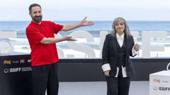 El director y la escritora. Pablo Larra�n, posando junto a la escritora argentina Mariana Enriquez en el paseo de La Concha, en San Sebasti�n, donde presentaron la pel�cula �Mis muertos tristes�, que compite en la secci�n oficial de la 74.� edici�n del certamen vasco con un montaje en formato largometraje de 187 minutos de duraci�n.
