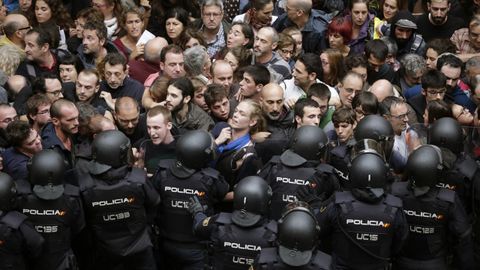 El d�a del referendo ilegal agentes antidisturbios de la Polic�a Nacional formaron un cord�n de seguridad en los alrededores del colegio Ram�n Llull de Barcelona.