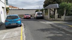 En la parte superior de la calle del Cercado no hay aceras y los peatones tienen que compartir espacio con veh�culos aparcados y los que circulan