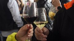 Copas con el logotipo de Ribeira Sacra y el lema de Amandi en una feria del vino de Sober