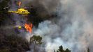 Un helic�ptero en labores de extinci�n del incendio que afecta a los alrededores de San Antol�n de Ibias