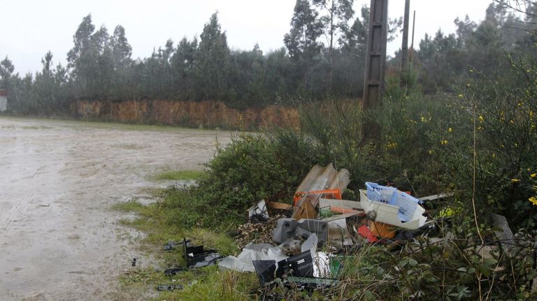 Vertido en el viejo campo de f&uacute;tbol de Trabanca Sardi&ntilde;eira.