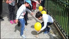 O Barco incluso recurri� a los ni�os, que se�alizaron las cacas con globos, para tratar de concienciar sobre la recogida de los excrementos