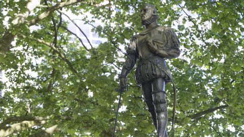 Estatua de Pedro Men�ndez, que se encuentra en una de las entradas del Parque El Muelle de Avil�s
