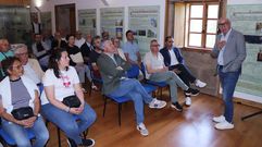 Xos� Regueira, vicepresidente de la Diputaci�n coru�esa, durante la presentaci�n de un documental sobre el Pico Sacro en presencia del alcalde, Ovidio Rodeiro, en un acto con 70 personas