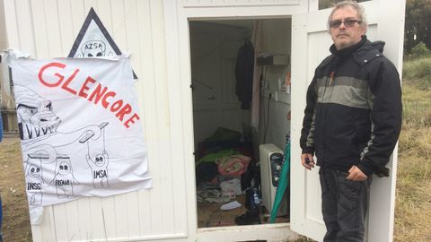 Carlos Acevedo muestra el interior del habit�culo donde convive junto a V�ctor Calota y David Rom�n