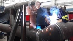 Unempleado realiza trabajos de soldadura en Montajes Tubacer