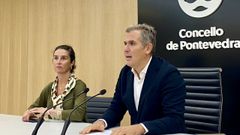Rafa Dom�nguez, con la concejala Silvia Junco, en la sala de prensa del Concello de Pontevedra