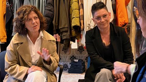 La diputada provincial Rosa Ana Garc�a (izquierda), en el comercio Goga Moda