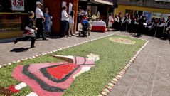 La asociaci�n Airi�os da Torre present� su tradicional alfombra por el d�a del Carmen