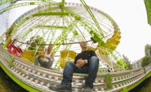 El onubense �lvaro Delgado (izquierda) y su compa�ero Catoinel Cocean, de Ruman�a, trabajan en la noria. 