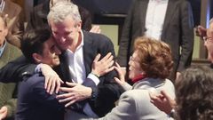 Alfonso Rueda abraza al alcalde de Ferrol, Jos� Manuel Rey, en el mitin en la ciudad departamental