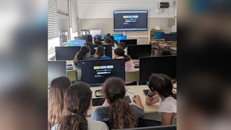 Un grupo de alumnos do IES Fernando Writz da Coru�a, xogando ao videoxogo creado no centro