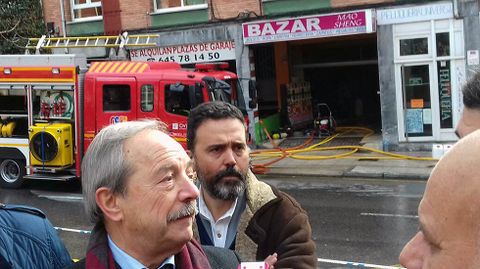 El alcalde de Oviedo, Wenceslao López, y el concejal de Seguridad, Ricardo Fernández, frente al bazar incendiado.El alcalde de Oviedo, Wenceslao López, y el concejal de Seguridad, Ricardo Fernández, frente al bazar incendiado