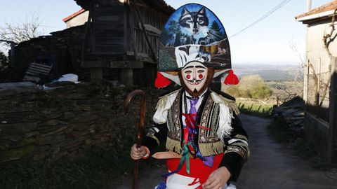 Os felos percorren Maceda.A comitiva co personaxe do entroido tradicional estn a percorrer os pobos do municipio e a Serra de San Mamede