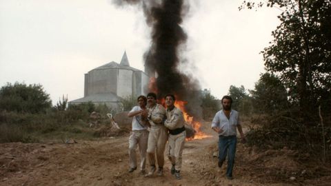 El coche de Magdaleno y Campos ardiendo en Xuvia, en el Rali de Nar�n de 1989