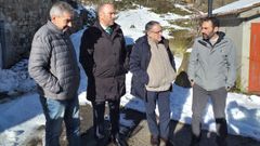 El vicepresidente vicepresidente y consejero de Administraci�n Auton�mica, Medio Ambiente y Cambio Clim�tico, Juan Cofi�o ;el alcalde de Somiedo, Belarmino Fern�ndez; el jefe del Servicio de Residuos y Econom�a Circular, Antonio �lvarez; y Fernando Alonso, director del parque natural de Somiedo