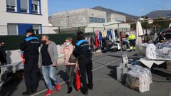 Imagen de archivo de polic�as locales de A Pobra vigilando que se cumplan las normas.