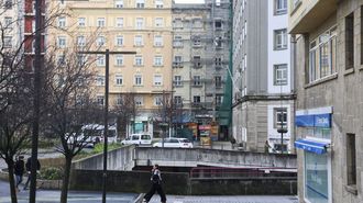 Vista del edificio apuntalado que causa da�os al colindante (izda.) y contiguo tambi�n al ambulatorio Fontenla Maristany.