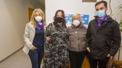 En el centro, dos de las protagonistas de Volar, acompa�adas por Ana Aldao, directora del CIM larach�s, y Adri�n Gon�alves, agente de Igualdad del Concello de A Laracha 