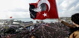 Multitudinario mitin de cierre de campa�a en Estambul del Partido Republicano del Pueblo, principal oposici�n a Erdogan.