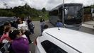 Ante los reparos que les ponen desde la Xunta, vecinos afectados aseguran que, como se ve en la foto, el bus grande de Alsa circula por la carretera entre Moucide y Cordido