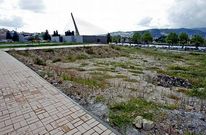 <span lang= es-es >Tafisa tendr� que seguir esperando.</span> En los �ltimos d�as el sector de la construcci�n en la ciudad sufri� un duro golpe: el grupo Lar comunic� a sus clientes que aplaza indefinidamente el desarrollo de su pol�gono residencial en los terrenos de la antigua Tafisa, a orillas del L�rez.