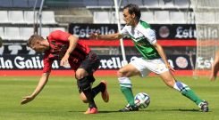 Miguel �ngel Tena estuvo muy serio y contundente a la hora de anular al delantero centro del equipo catal�n. 