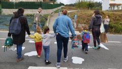 Las familias pintaron un «paso de vacas» ante la escuela infantil de Vinxeira Pequena, en Celas (Culleredo) para denunciar la inseguridad vial ante el centro y reclamar aceras y pasos de peatones en la AC-400.