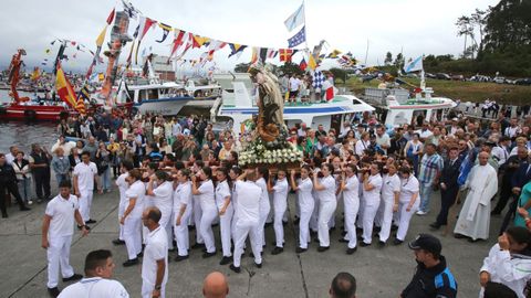 Procesi�n da Virxe do Carme da Illa de Arousa, coa imaxe portada por mulleres do pobo arous�, seguidas da comitiva oficial encabezada polo alcalde, Luis Arosa.