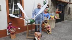 Paco Otero con sus mu�ecos de papel