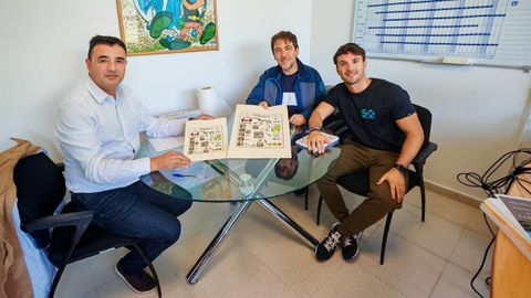 El alcalde de Laxe, Francisco Charl�n (Izquierda), con personal docente del CPI Cabo da Area.