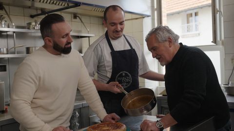 Jacob y Paco Torreblanca (a izquierda y derecha), en la cuna de la tarta Tatin