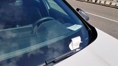 Multa en el parabrisas del coche del regidor Carlos G�mez
