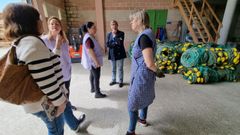 Visita de Rosa Quintana a las redeiras de Cari�o