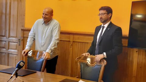 El consejero de industria, Enrique Fern�ndez, con el alcalde de Aller, Juan Carlos Iglesias