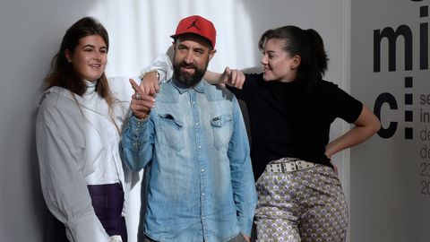 El director suizo Fred Baillif, entre las actrices Anais Uldry (derecha) y Charlie Aredy.