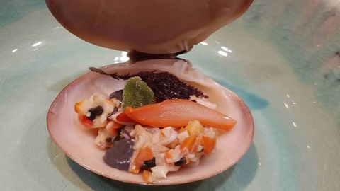 Jos� Mall�n elabor� en un acto de PescadeR�as un tarta de ameix�n, con alioli de algas y hierbas del litoral