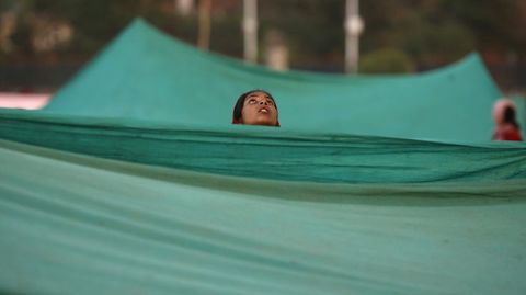 Una superviviente del terremoto en los campamentos dispuestos en Katmand.