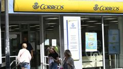 i.Cola para entregar documentaci�n en una oficina de correos.